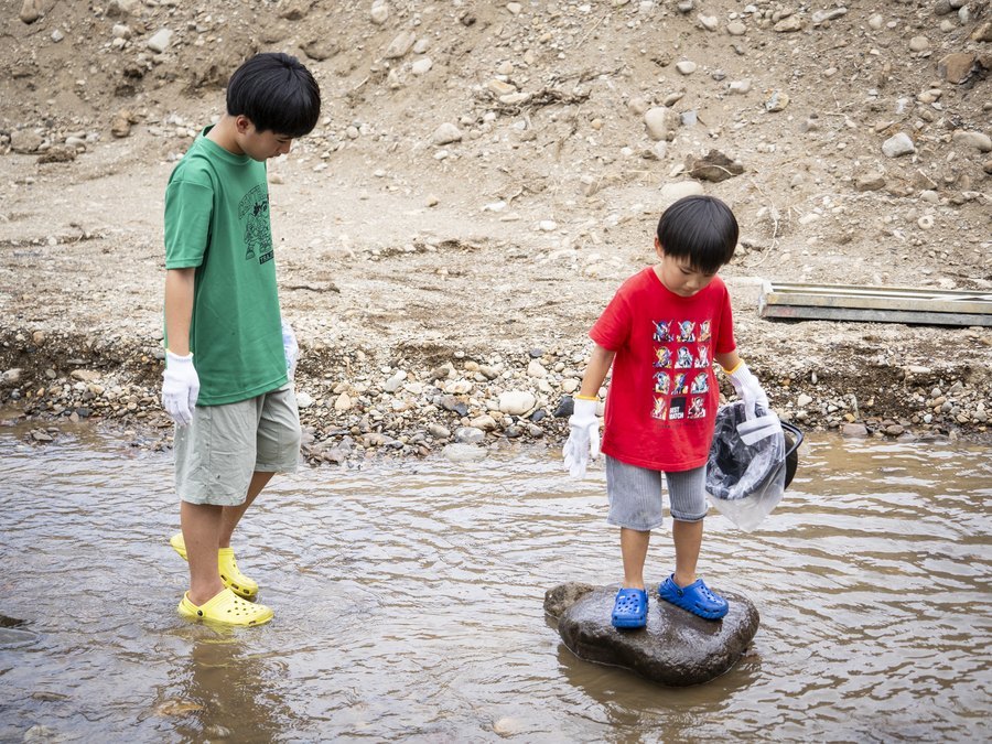 川遊びを楽しむ子どもたち