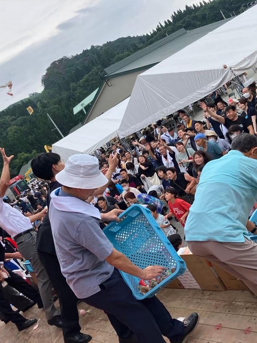 餅まきで盛り上がる会場の様子