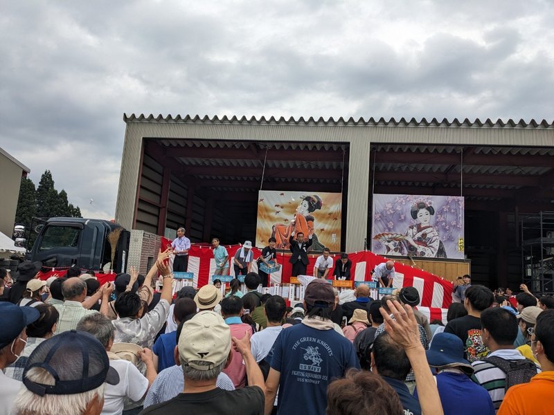 餅まきに沸く会場
