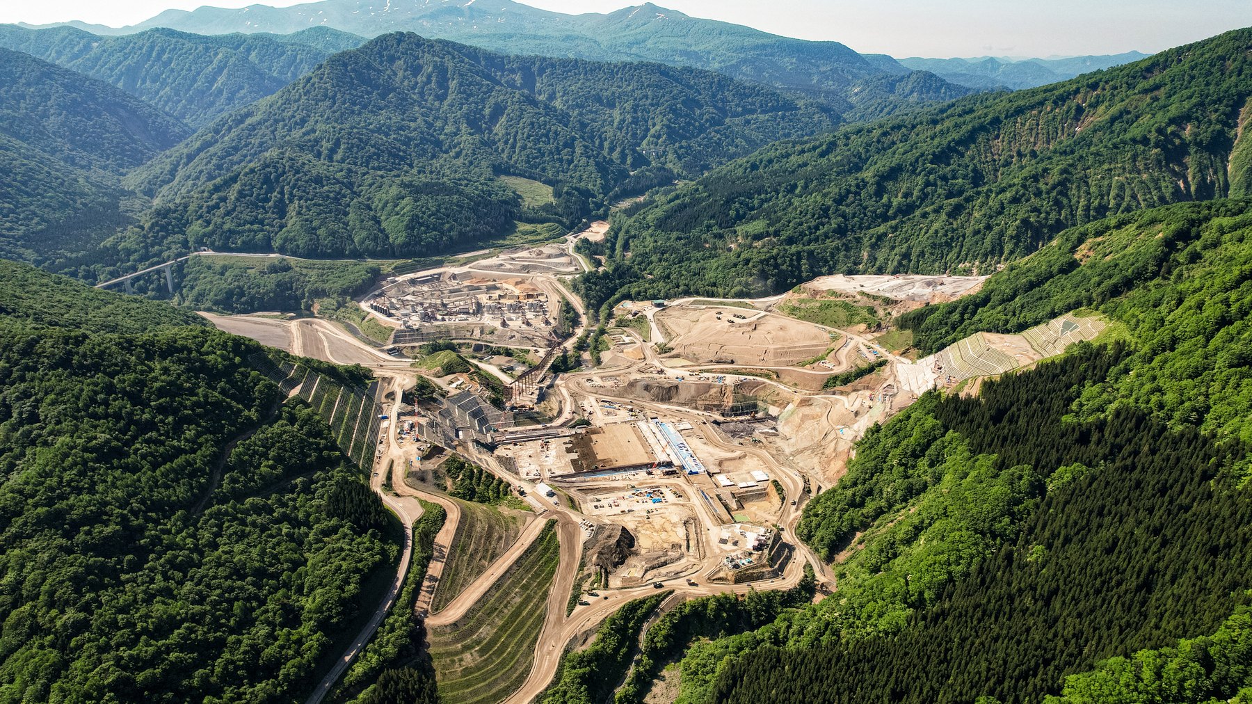 山あいに建設が進む日本最大級の台形CSGダム「成瀬ダム」の空撮